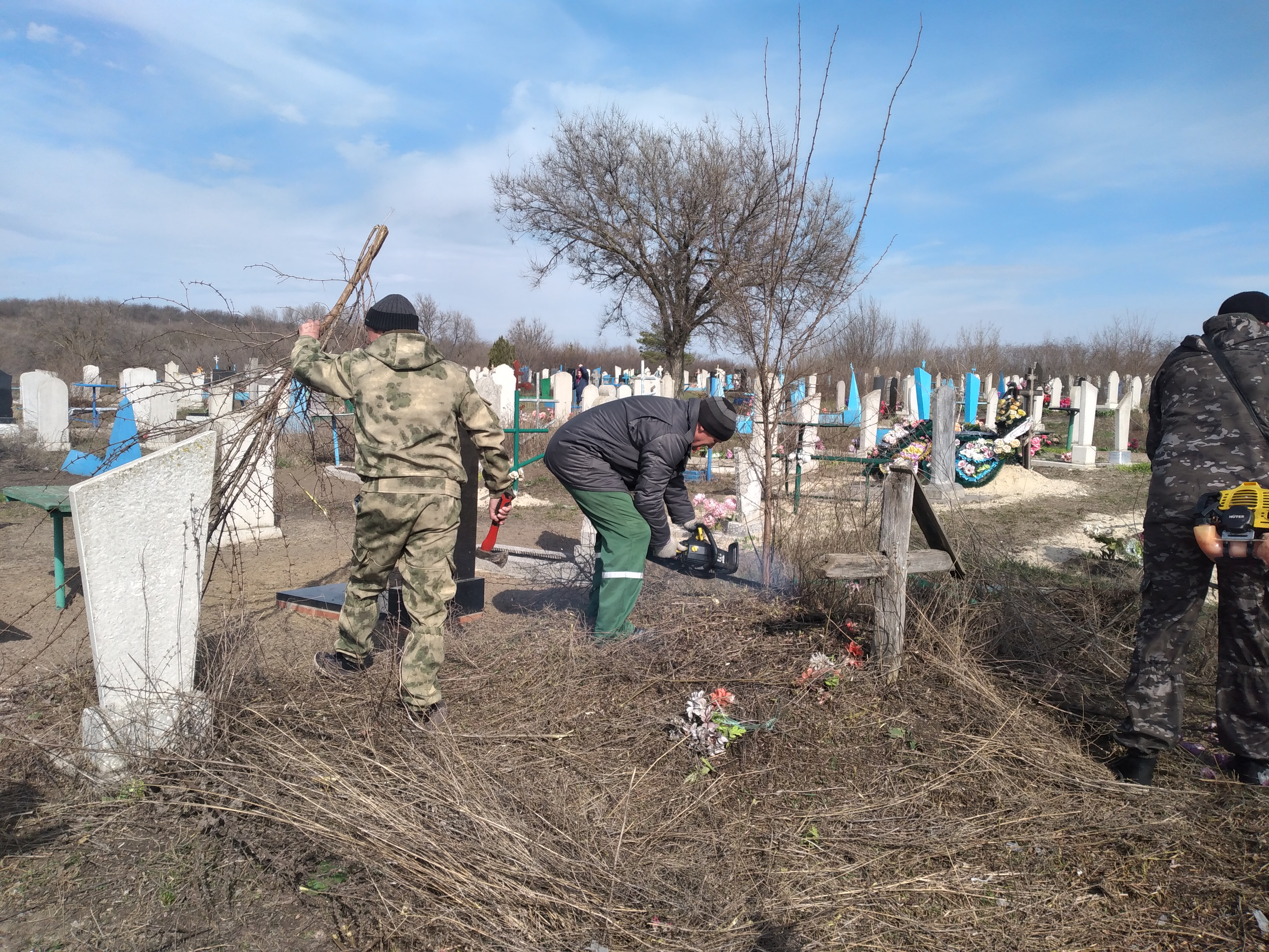 05 апреля 2023 года проведен субботник по уборке территории кладбища села Верхняя Серебрянка.
