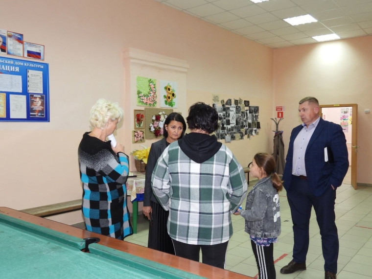 Встреча главы Ровеньского района Киричковой Т.В. с жителями сел Верхняя и Нижняя Серебрянка. Встреча главы Ровеньского района Киричковой Т.В. с жителями сел Верхняя и Нижняя Серебрянка.